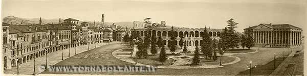 Verona. Veduta panoramica di piazza Bra bianco nero